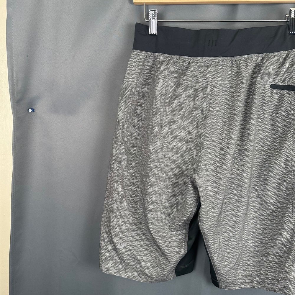 Lululemon Mens Grey Herringbone Athletic Training Shorts Black Waistband - Picture 5 of 9
